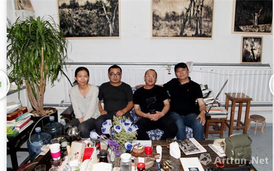 左二為藝術家邱飛,左三為本文作者顧群業 左二為藝術家邱飛,左三為本文作者顧群業